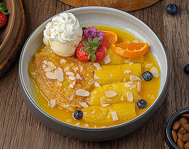 Caramelized Banana Crêpe with Vanilla Ice Cream (เครปกล้วยกับไอศกรีมวานิลลา)