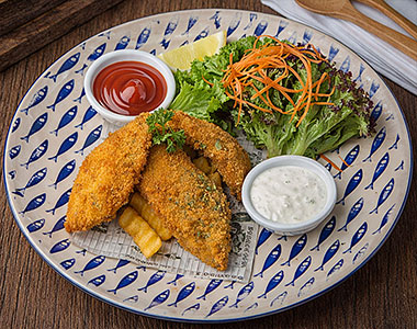 Traditional English Fish and Chips - (ปลาและมันฝรั่งทอดแบบดั้งเดิมของอังกฤษ)