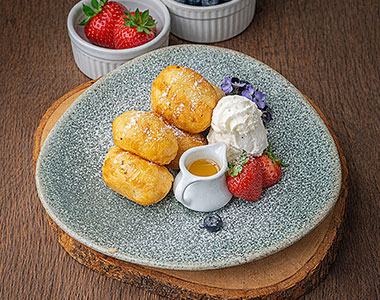 Gluay Tod - Thai style banana fritters with coconut ice cream (กล้วยทอดกับไอศกรีมมะพร้าว) - Angle 2