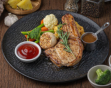 Pork Chop Steak Dinner (สเต็กหมูพอร์คชอป)