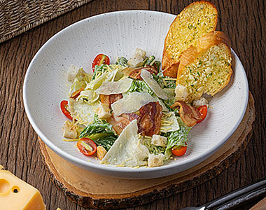 Traditional Caesar Salad (ซีซ่าสลัด) with or without Chicken (ซซาสลัด เสร์ฟกับไก่ย่าง )/Grilled Prawns (ซซาสลัด สร์ฟกับกุ ้งย่าง)/Roasted Beef (ซซาสลัด เสร์ฟกับเนื้ออบ)