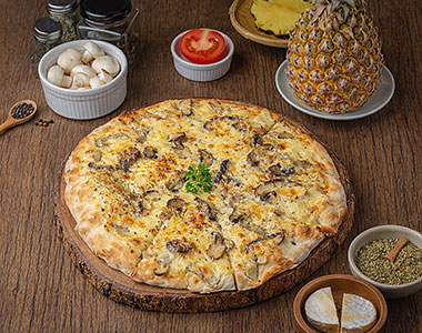 Mozzarella Cheese & Truffles (พิซซ่าหน้ามอสซาเรลล่าชีสและทรัฟเฟิล) - Angle 2