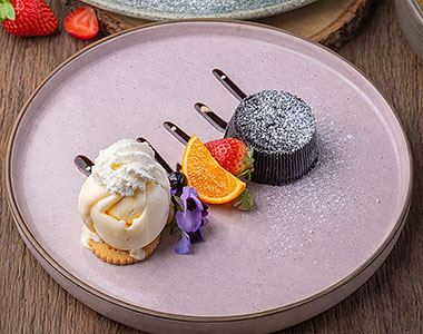 Warm Chocolate Cake with Raspberry Coulis & Vanilla Ice Cream (เค้กช็อกโกแลตกับราสเบอร์รี่ซอสและไอศกรีมวานิลลา)