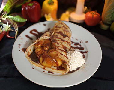 Caramelized Banana Crêpe with Vanilla Ice Cream เครปกล้วยกับไอศกรีมวานิลลา