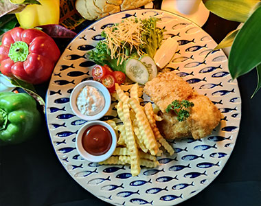 Traditional English Fish and Chips - (ปลาและมันฝรั่งทอดแบบดั้งเดิมของอังกฤษ)