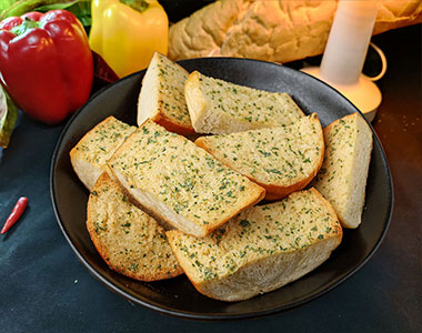 Garlic Bread with Melted Butter & Herbs (ขนมปังกระเทียม)