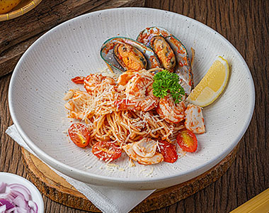 Seafood Pasta with Tomato Sauce (พาสต้าซีฟู้ดราดซอสมะเขือเทศ)