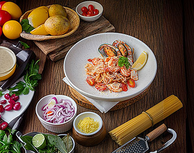 Seafood Pasta with Tomato Sauce (พาสต้าซีฟู้ดราดซอสมะเขือเทศ) - Angle 2