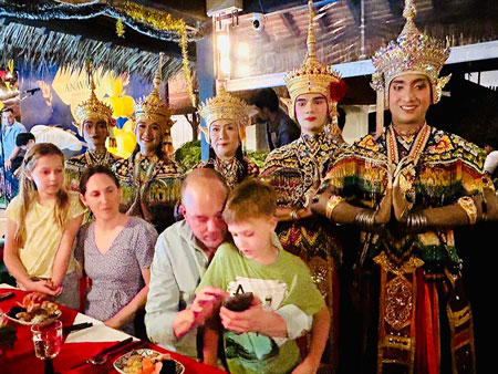 Manora Dancers Photo With Anavana Guest Family